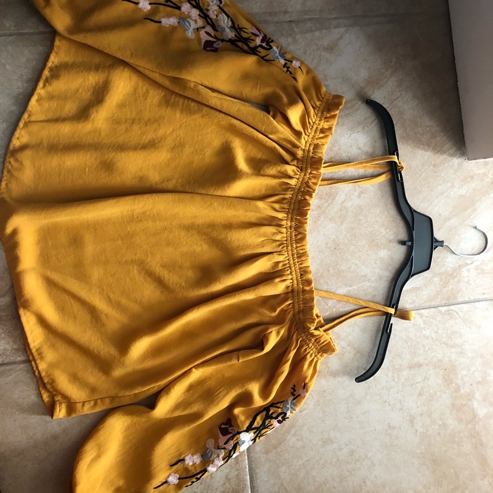 Off the shoulder  w/ beautiful floral design